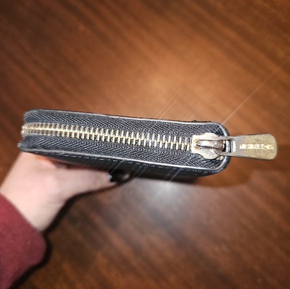 Michael Kors Wallet in black zippy wallet - Picture 4 of 9